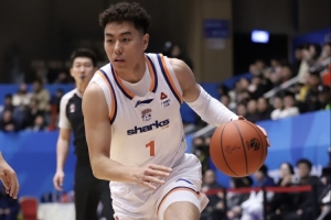 小李飞刀！李添荣半场替补9分钟三分5中4贡献14分3板2助！